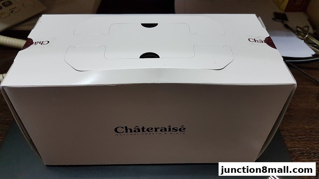 A white Châteraisé branded cake box with the logo visible on the front.