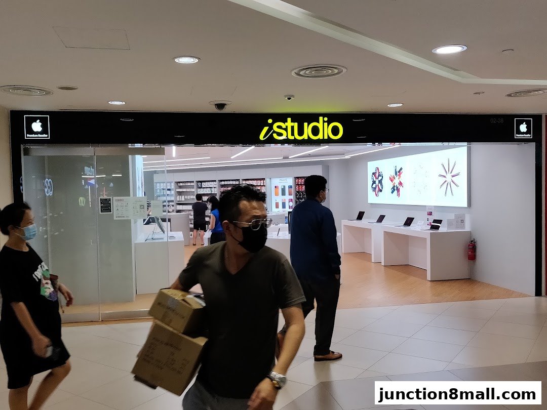 The iStudio Junction 8 store front with Apple products displayed inside.