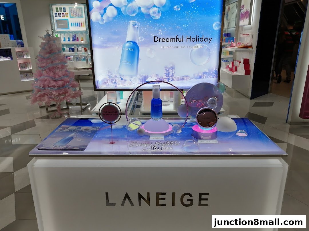 A LANEIGE beauty display featuring the Dreamful Holiday collection with a pink Christmas tree.