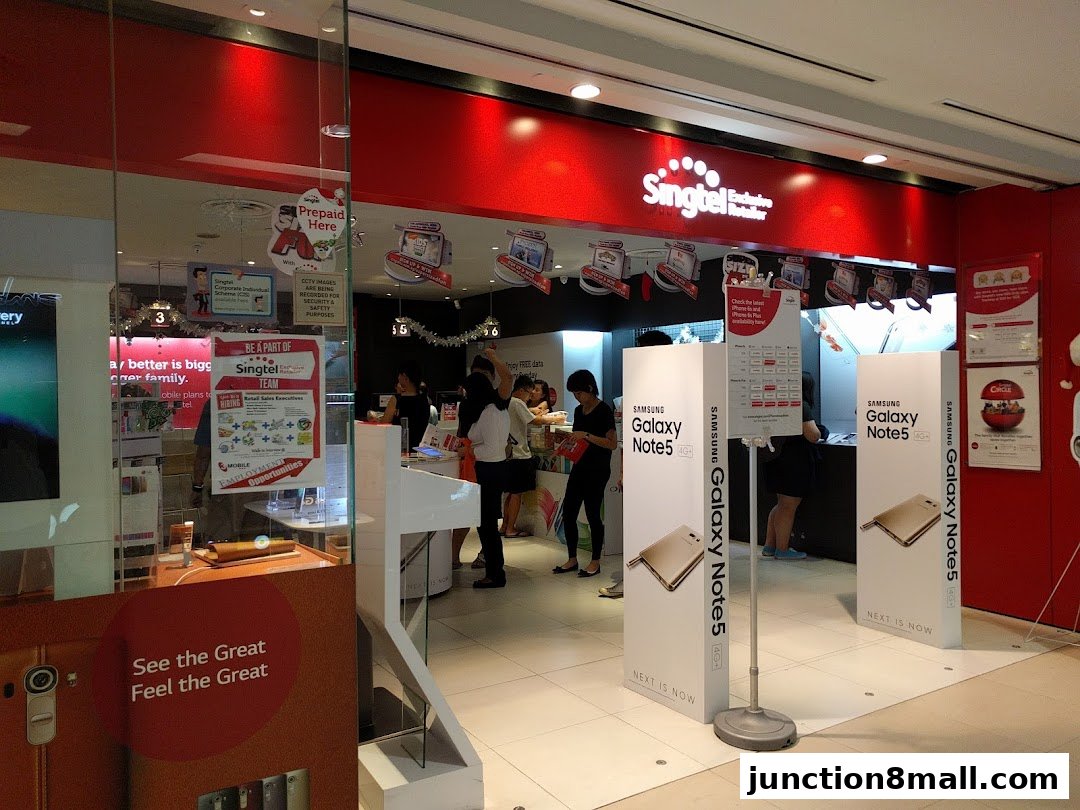 The Singtel Exclusive Retailer shop front with Samsung Galaxy Note 5 displays and promotional posters.
