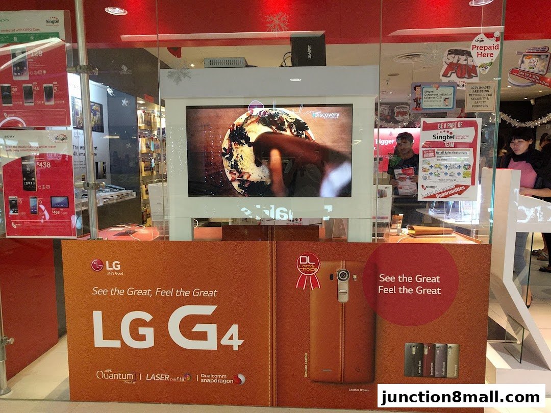 Singtel Exclusive Retailer shop front displaying LG G4 promotions and various mobile phones.